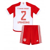 Camiseta Bayern Munich Dayot Upamecano #2 Primera Equipación Replica 2023-24 para niños mangas cortas (+ Pantalones cortos)